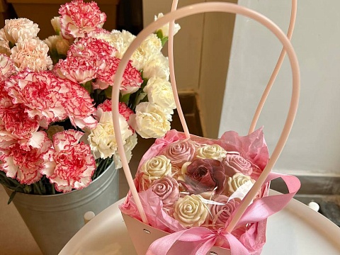 Композиция называется  шоколадные розочки в корзинке с розовым бантом. Размер коробки с цветами в готовом виде: высота 36 см, диаметр 50 см. Розы: 8 шт по 15 грамм, диаметр 4 см, высота 3 см, и 1 роза вес 25 грамм, диаметр 5,5 см. Цвет: розово-молочный-бордовый с блёстками. Срок годности 60 дней.