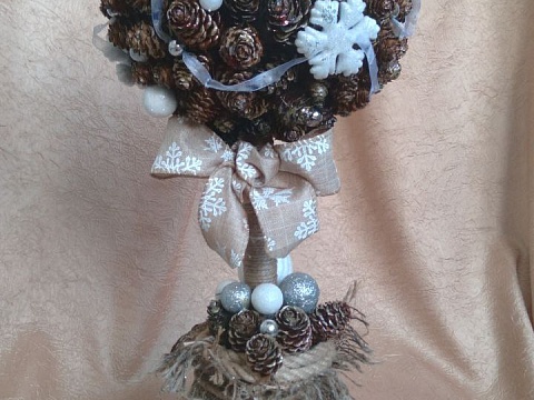 Топиарий "Снежинка" Выполнен из шишек лиственницы, декорирован джутом, бисером, новогодними украшениями. Высота  45 см; Ширина: 18 см.