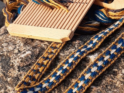 Тесьма соткана на бердо - старинном ткацком инструменте
