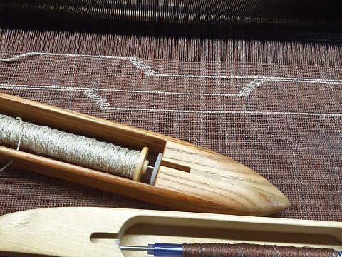 Декор на ткани узорной ниткой, прием называется "перебор под полотно"