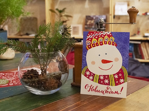 Почтовая новогодняя открытка с снеговиком